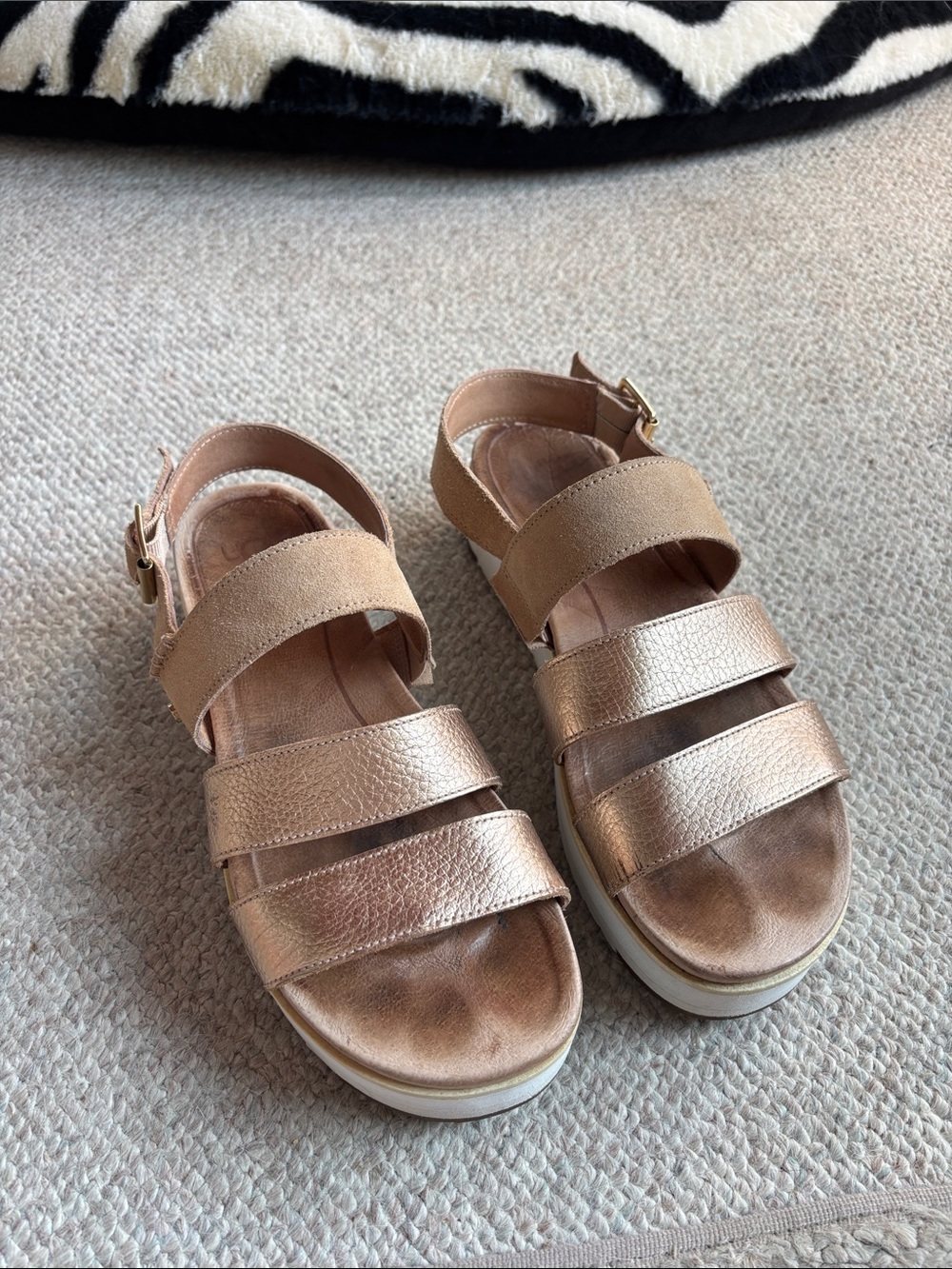 Ugg Women's Metallic Rose Gold Platform Sandals - Open Toe Strap Design